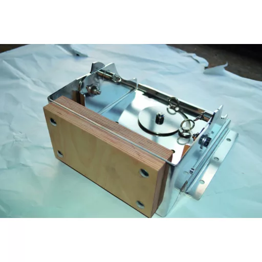 Držák motoru lze otočit na vodorovný povrch. 15 HP